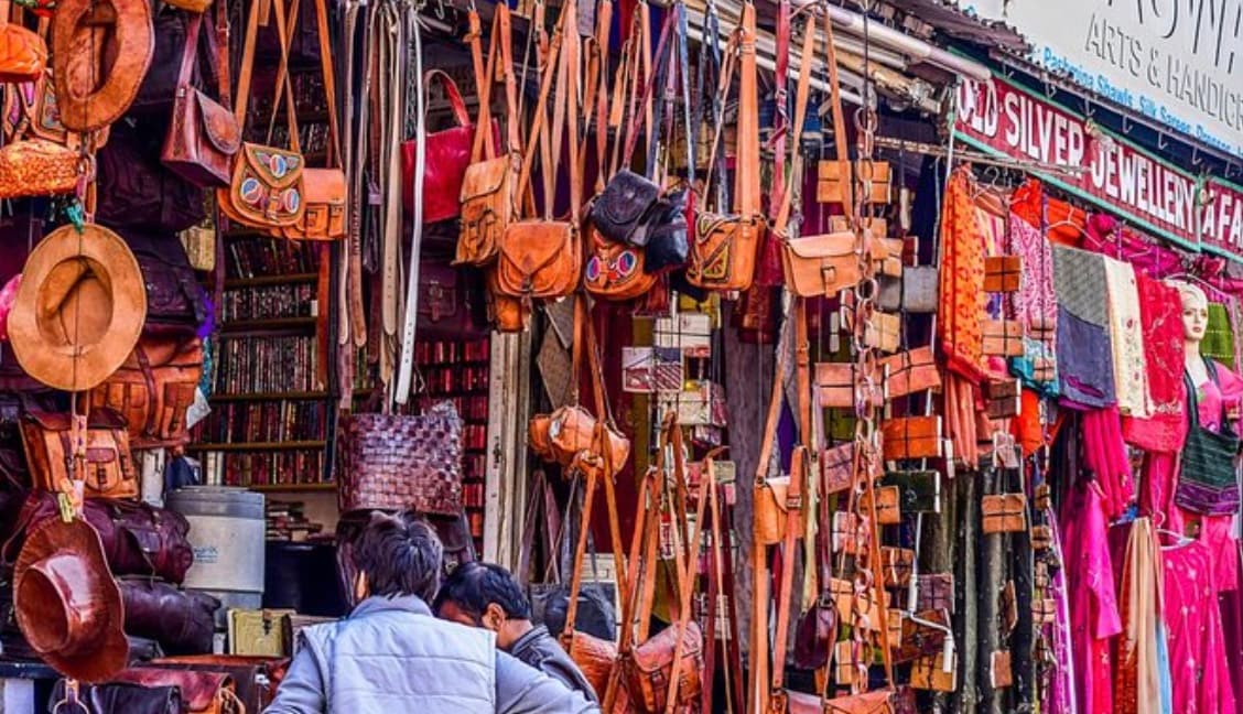  Shop At Local Markets: Visit Vishwanath Gali or Thatheri Bazaar for Banarasi sarees, handicrafts, and souvenirs.