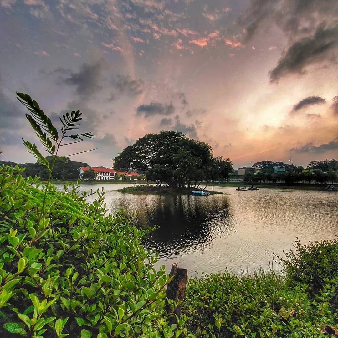 Chetpet Ecopark: This lakeside eco-park is designed for families, offering walking tracks, boating, and even a seafood restaurant. It’s a balanced mix of recreation and relaxation.